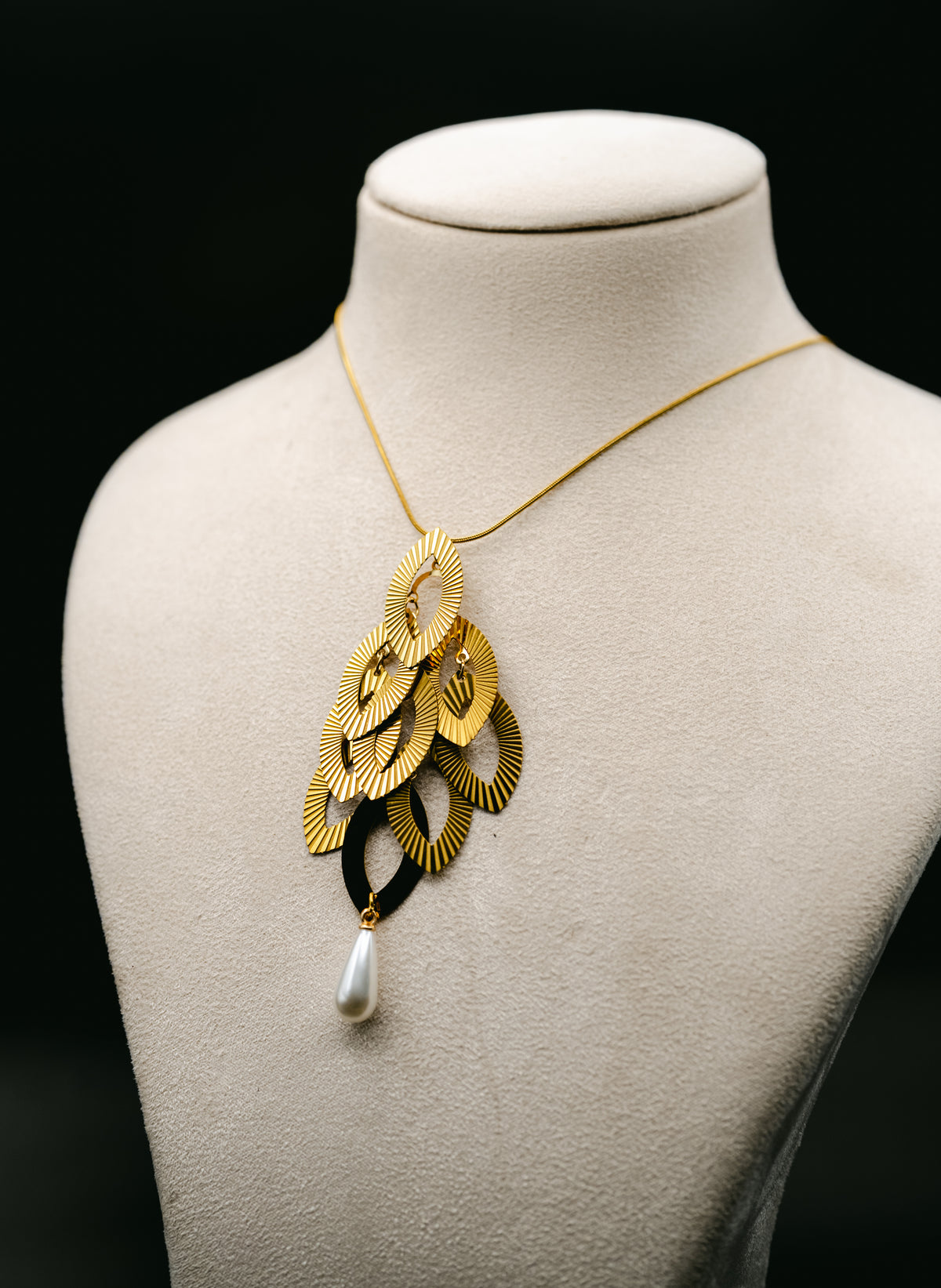 Petals and pearl with thread chain
