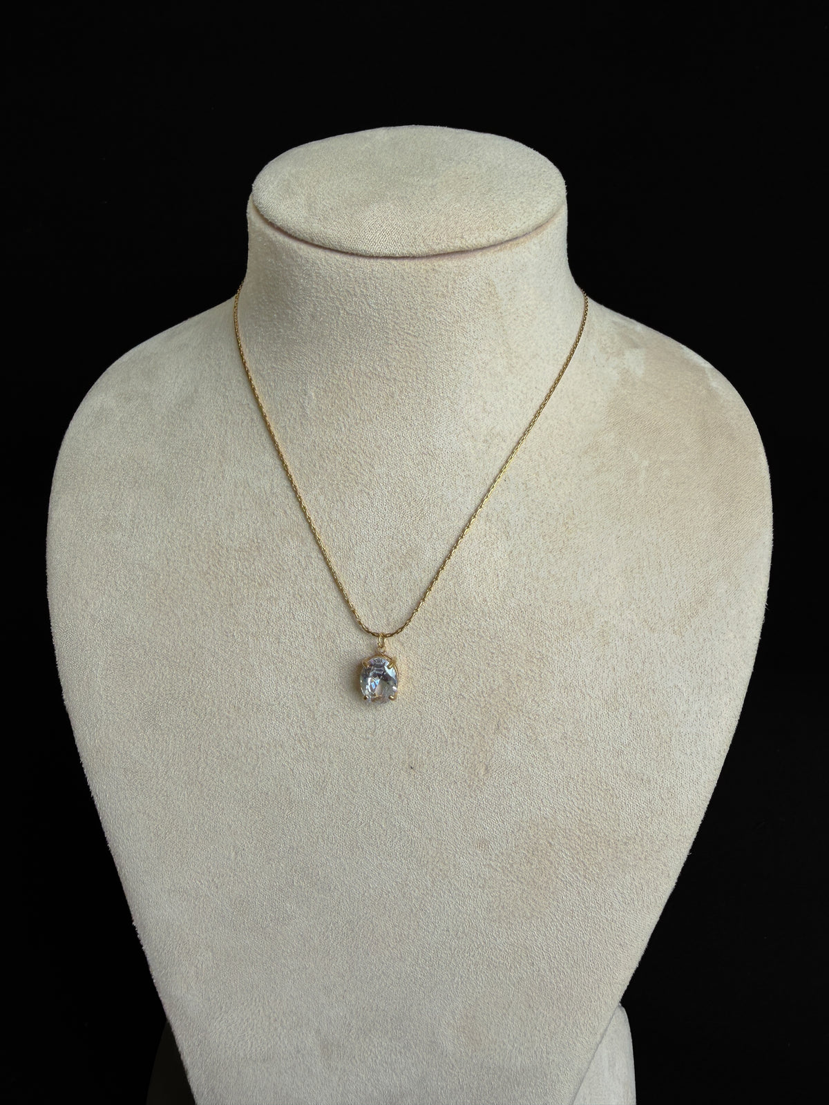 Timeless single stone pendent necklace