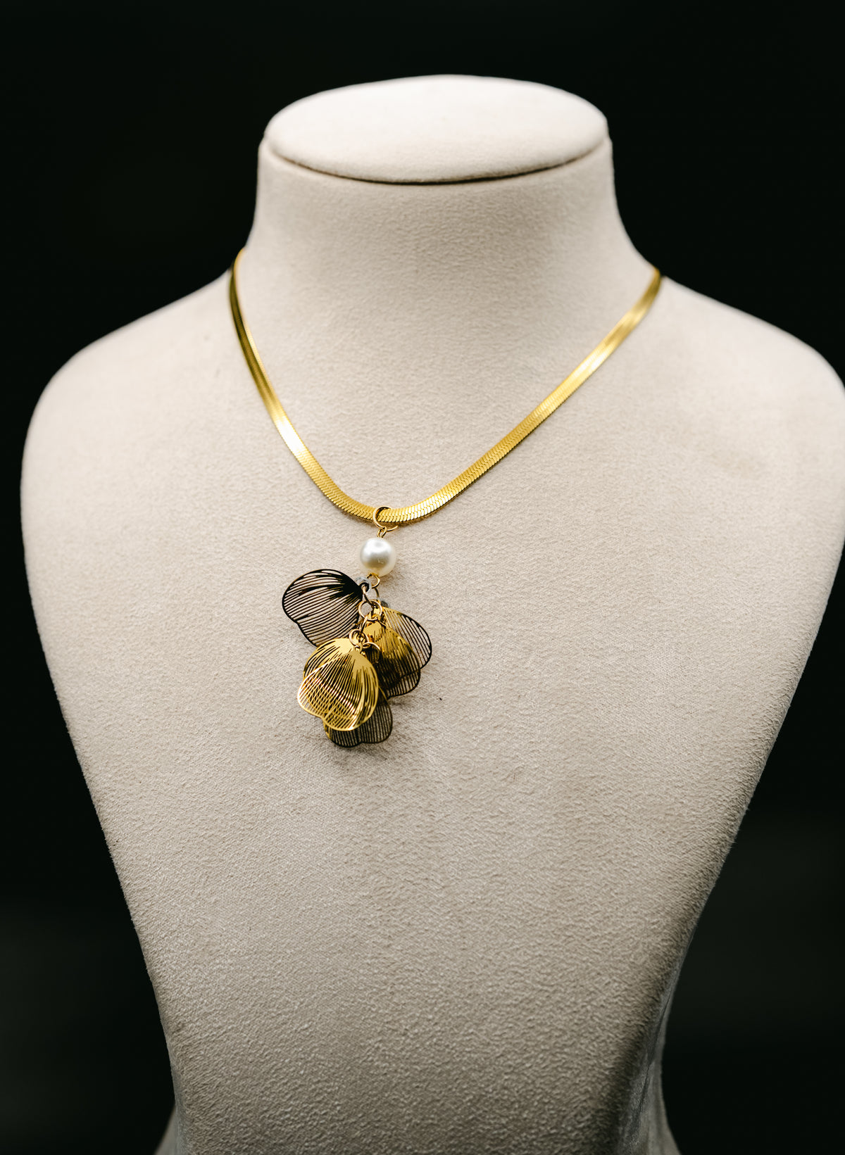Leaf pendent with Pearl with Snake chain