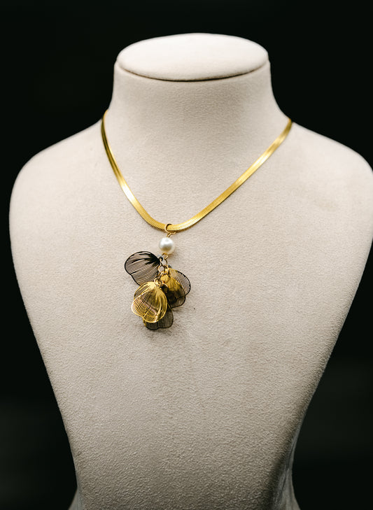 Leaf pendent with Pearl with Snake chain