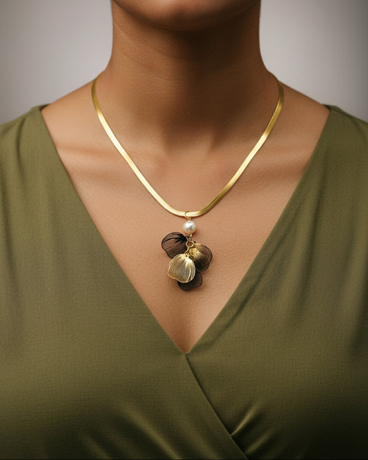Leaf pendent with Pearl with Snake chain